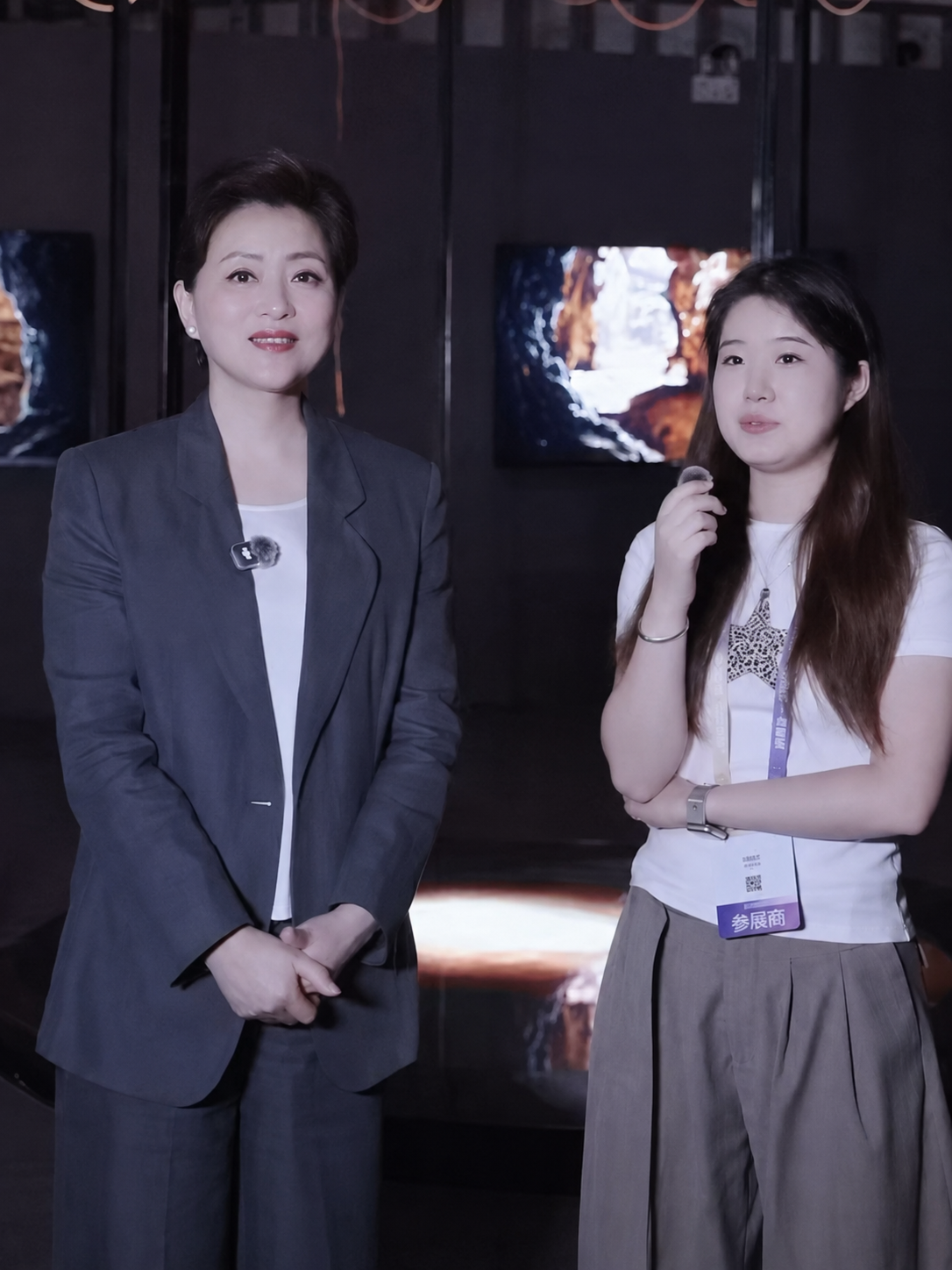 Yiyi Qian introducing Deepcore to Yang Lan at the Hengqin–Macao International Digital Art Expo