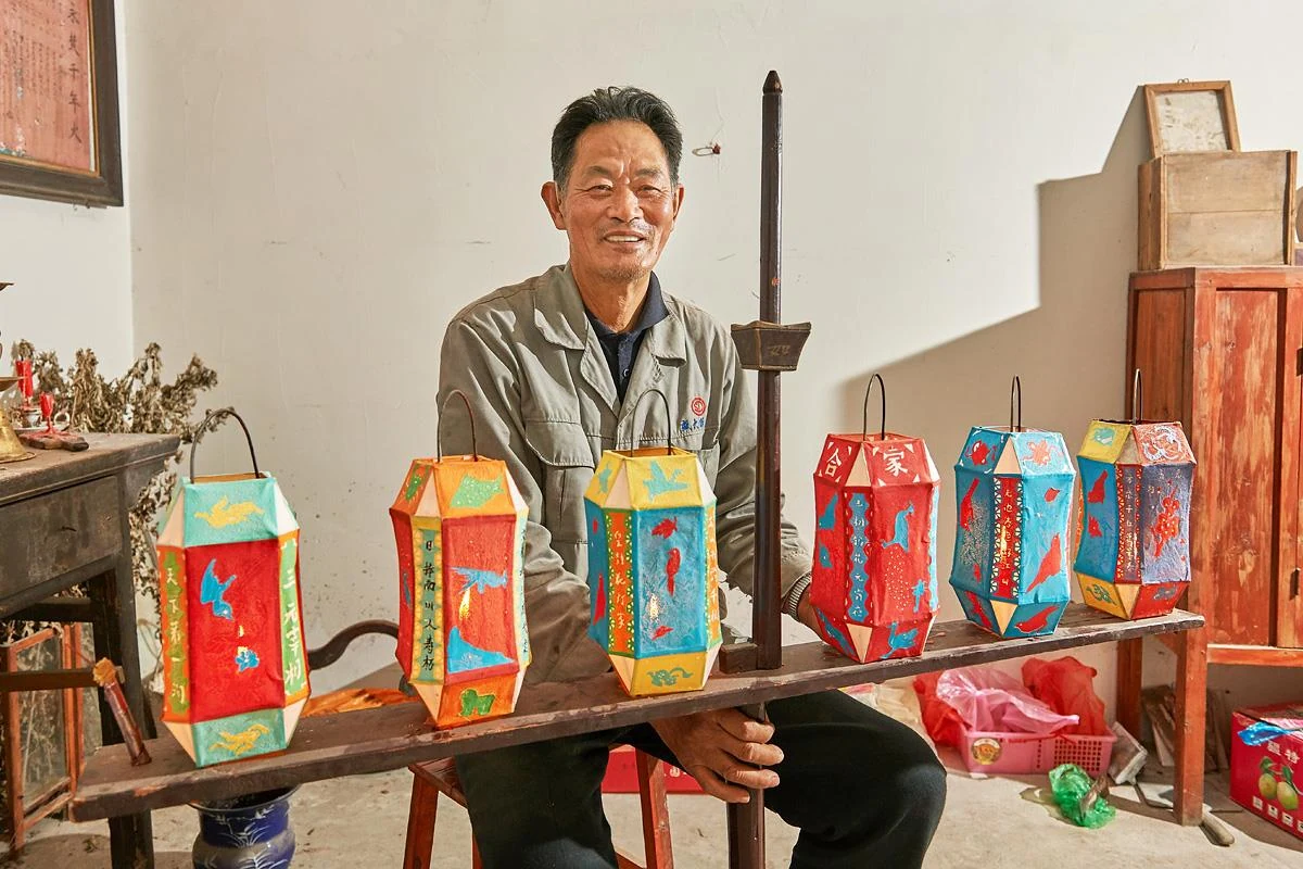 向里商仁灯传承人请教制作细节 / Learning production details from a Lishang Rendeng craft inheritor